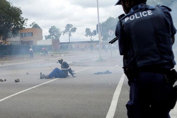 South African riot policemen fire rubber bullets to disperse Somali and foreign nationals clashing with South African nationals during a protest march against illegal immigrants on February 24, 2017 in Pretoria, South Africa. PHOTO | PHILL MAGAKOE | AFP